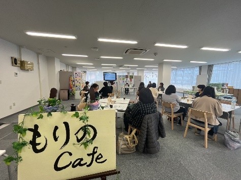 もりのCaféで保護者と教員が情報交換をする様子