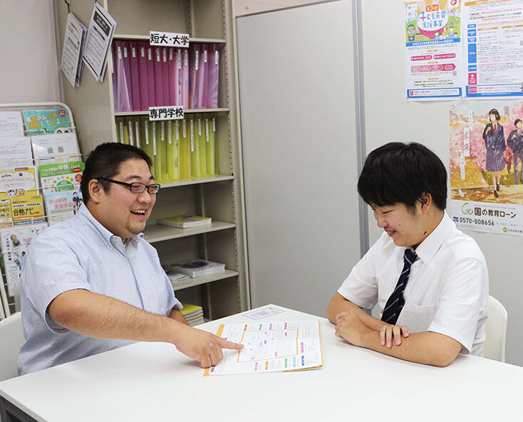 先生と落ち着いた環境で話す生徒