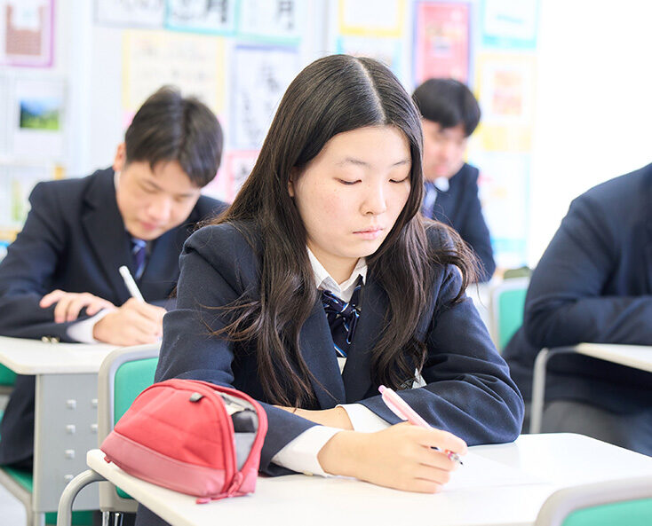 集中して学習する生徒