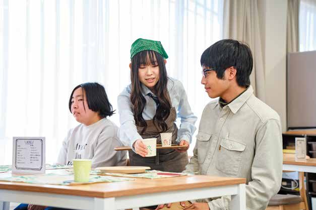 みのりカフェで保護者に飲み物を提供する生徒