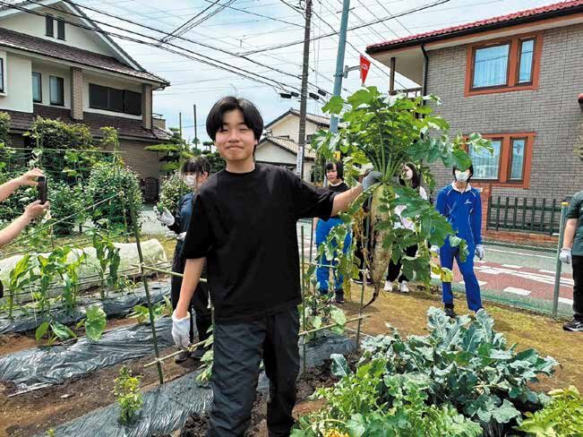 みのりファームで育てた野菜を手にする生徒