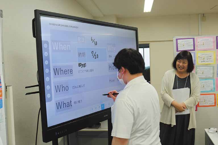 電子黒板を使い基礎から学び直す授業
