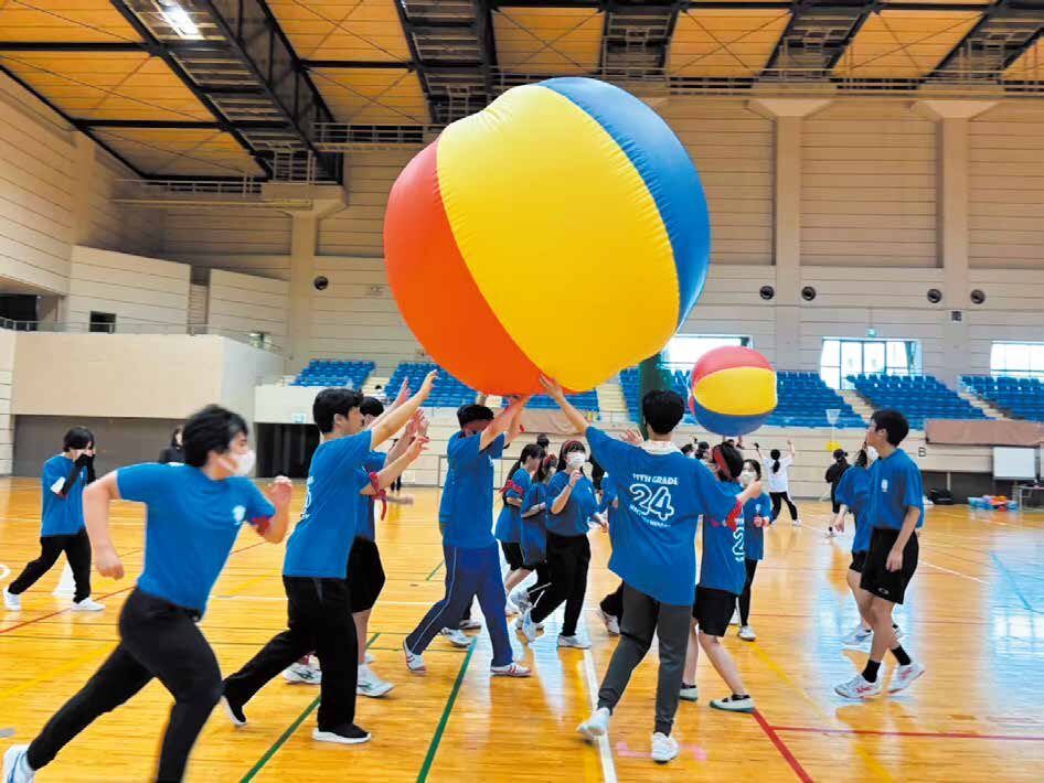 スポーツ大会で大玉運びを楽しむ生徒たち