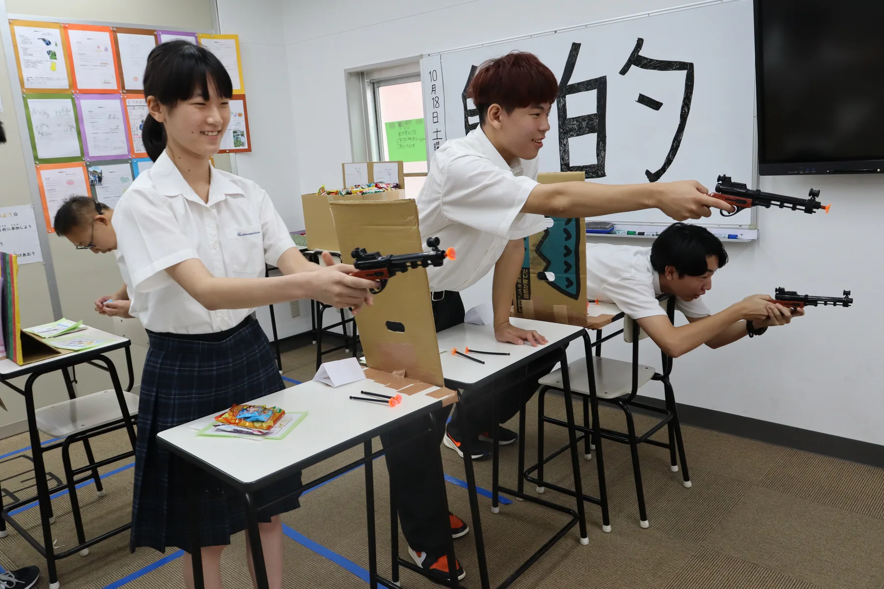学校行事で楽器演奏を発表する生徒たち