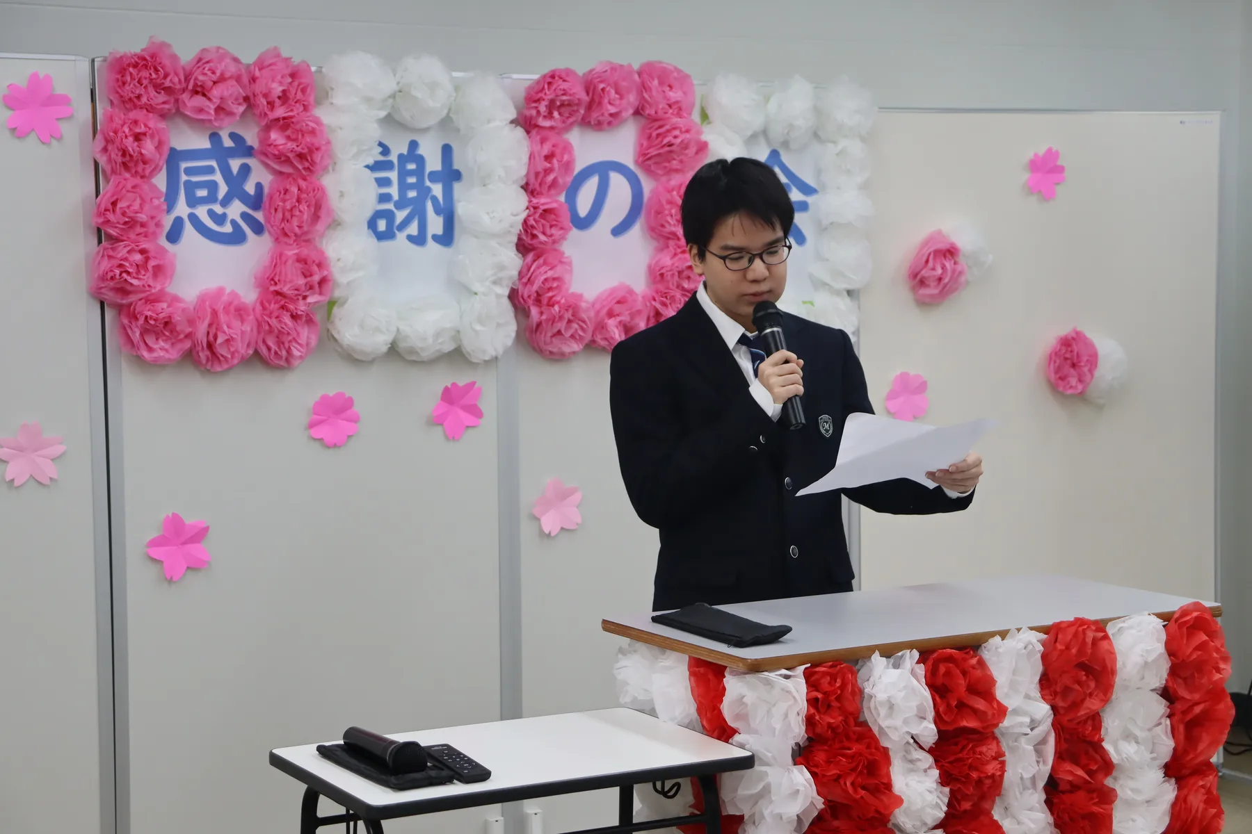 感謝の会で言葉を伝える生徒