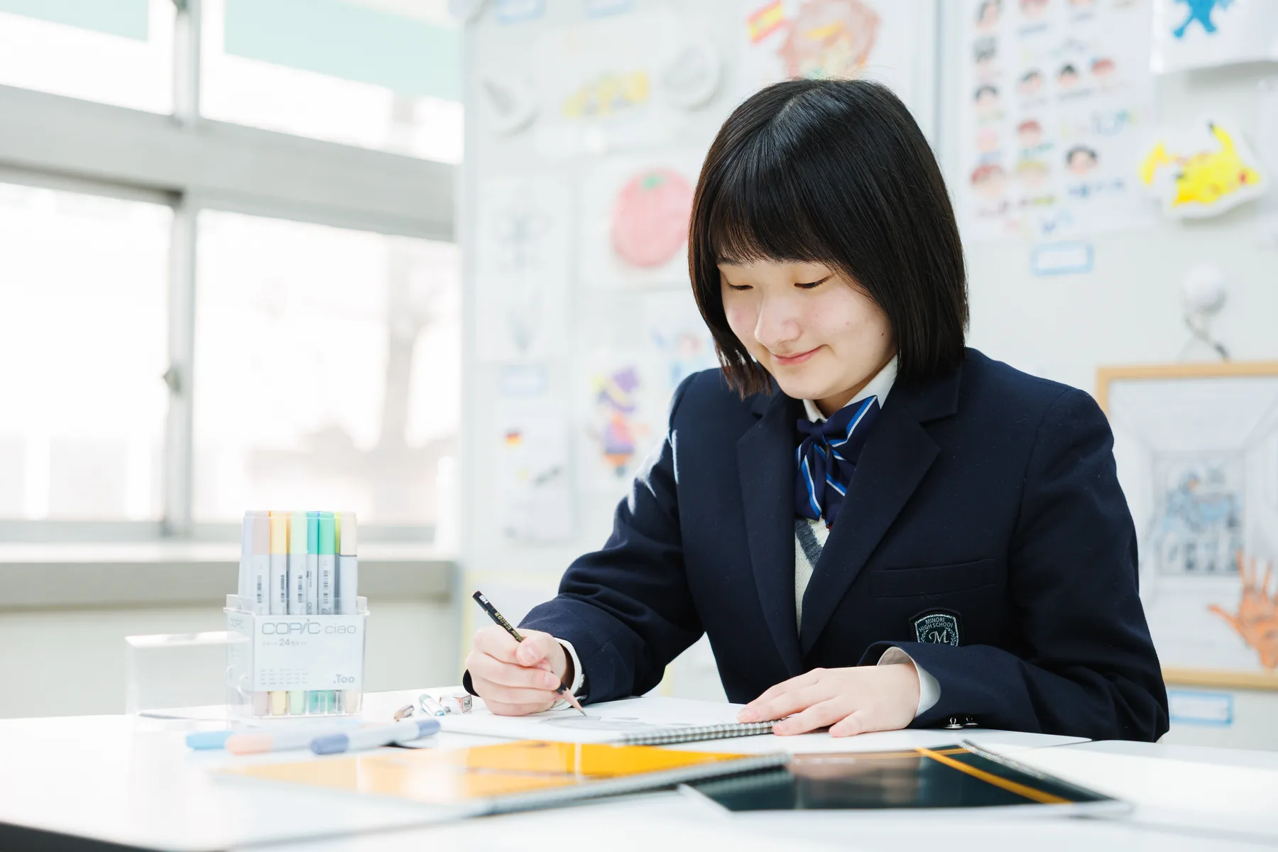 創作活動に取り組む生徒