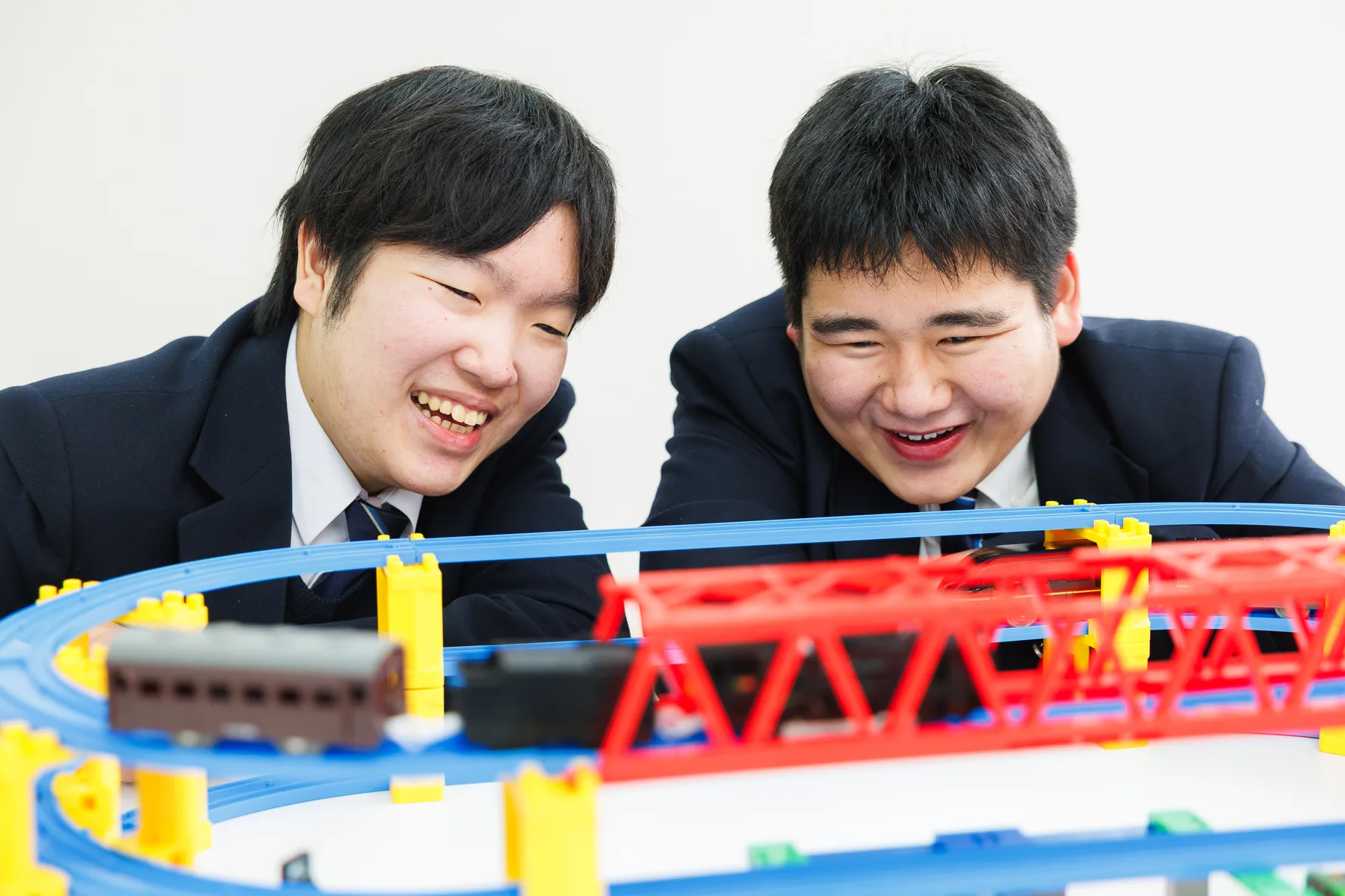 鉄道模型を組み立てる生徒たち