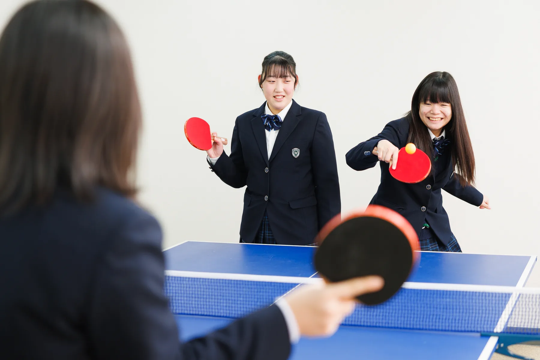 卓球を楽しむ生徒たち