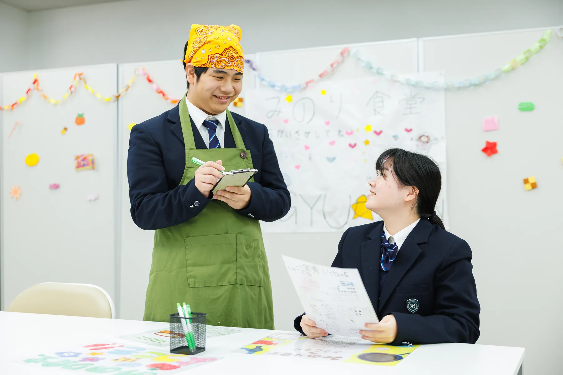 接客の疑似体験で報連相を学ぶ生徒