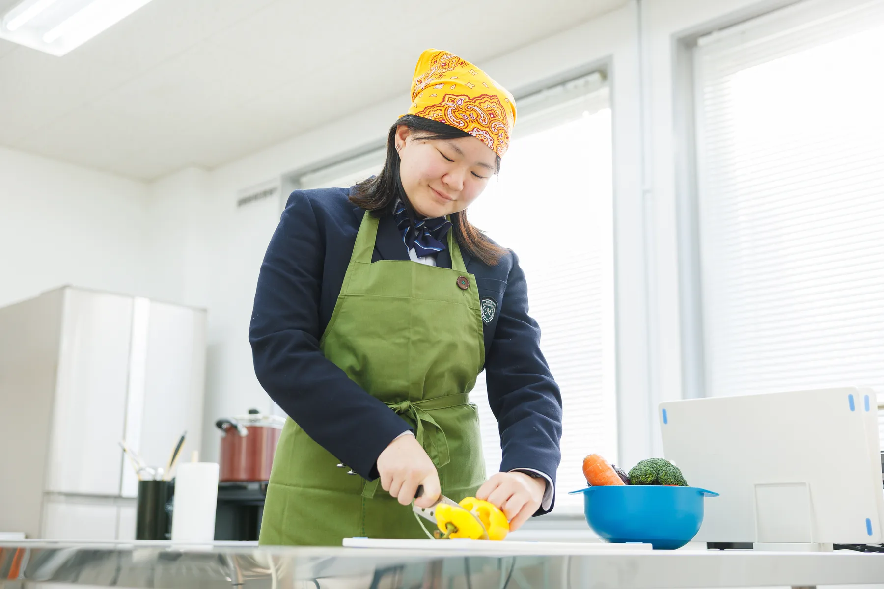 調理の時間に野菜を手にする生徒たち