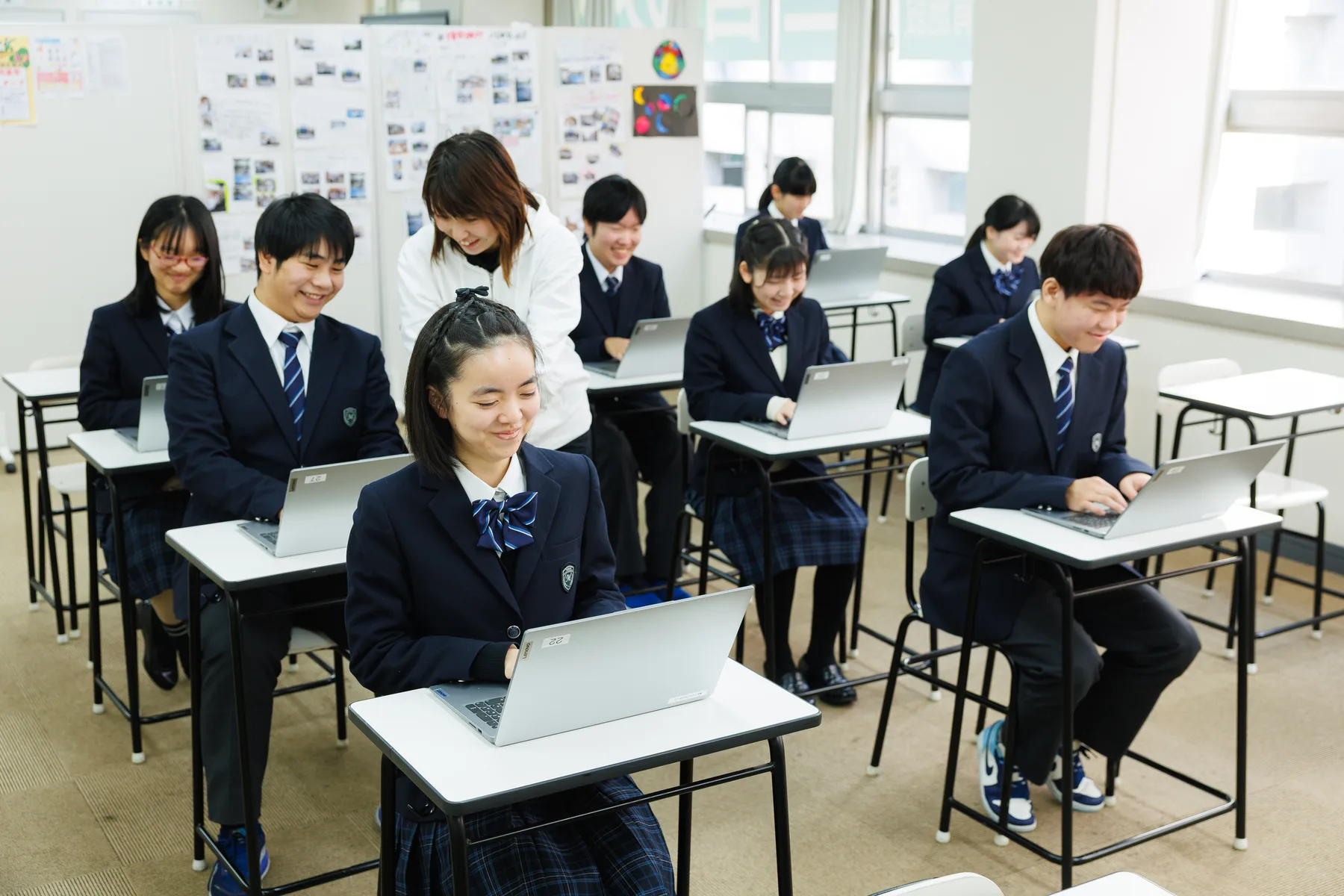 一人一台のパソコンで学習する生徒たち