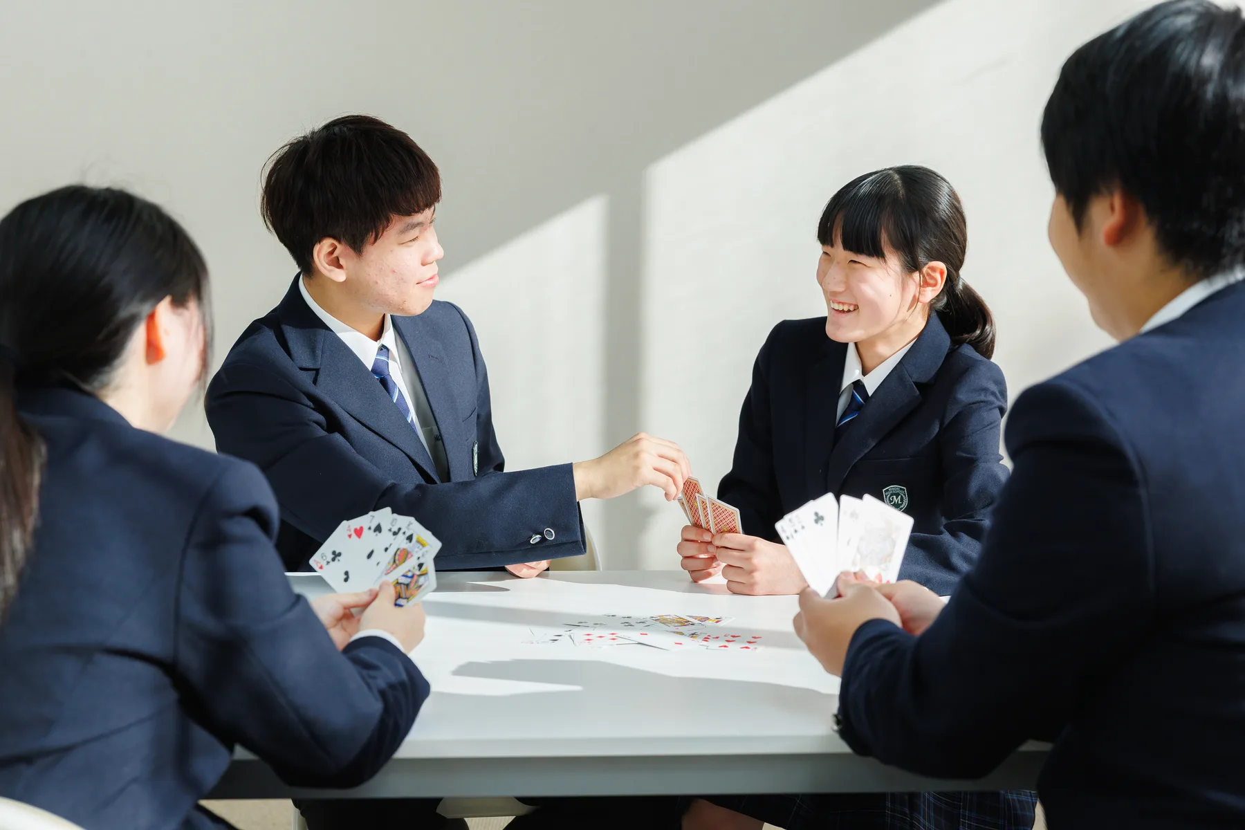 テーブルを囲み対人関係を学ぶ生徒たち