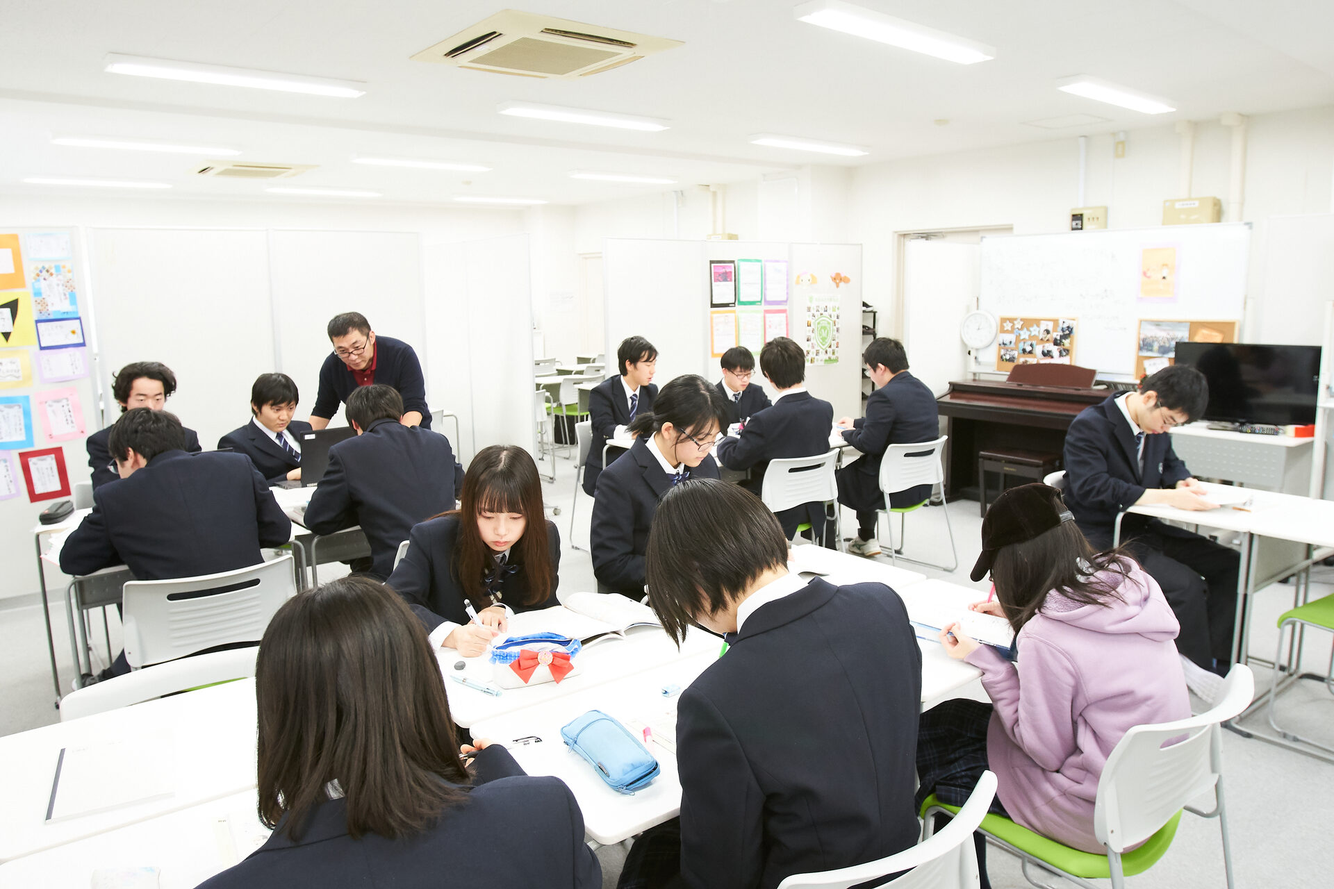 みんなで活動に取り組む生徒たち