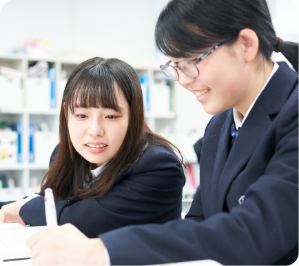机を囲んで一緒に学習する生徒たち
